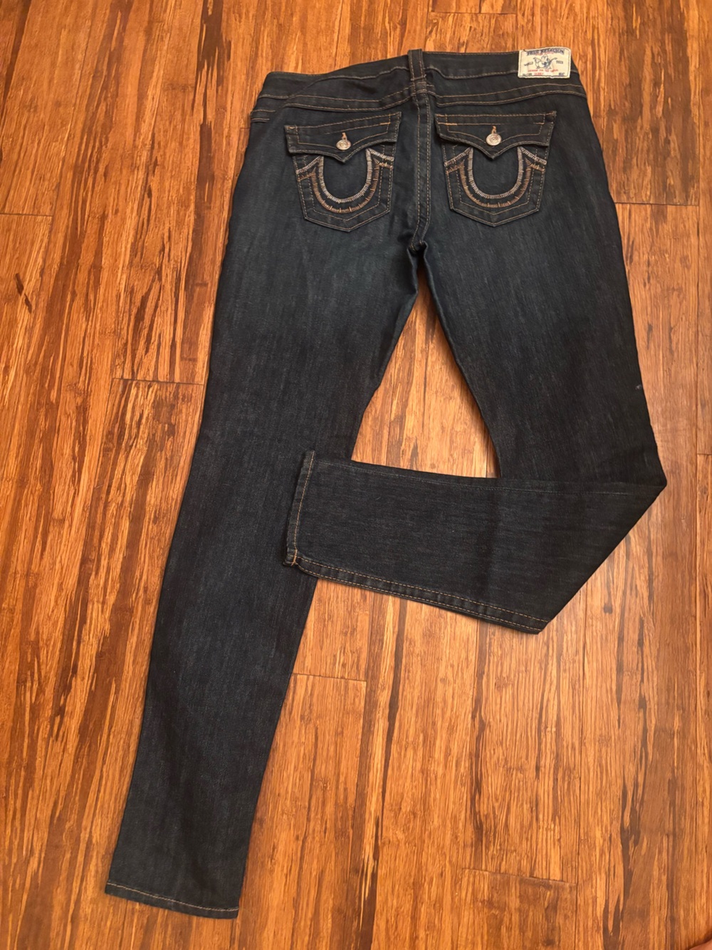 Like New. TRUE RELIGION Women’s Skinny Jeans - SIZE 32. Low Waisted.
